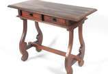 Mesa auxiliar de madeira nobre, estilo colonial... - Mesa auxiliar de madeira nobre, estilo colonial brasileiro com 2 gavetas.
