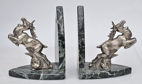 Par de serre livres de bronze prateado repres. corsas, bases de...