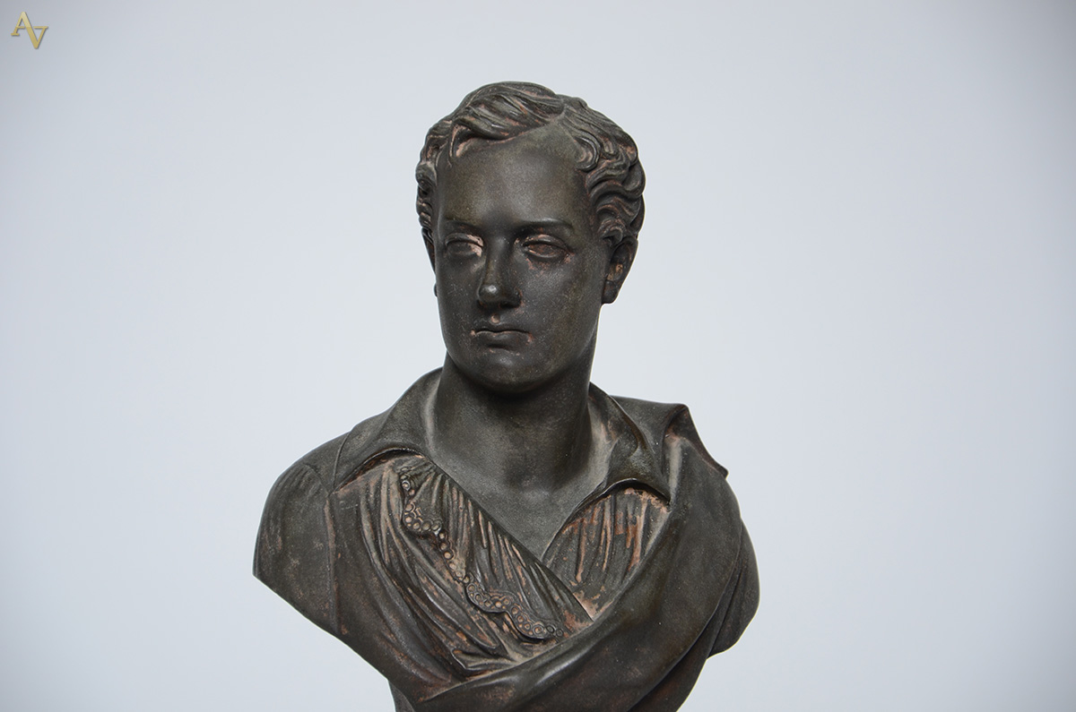 Busto de petit bronze sobre coluna representando "Byron"... - foto 2 de 4