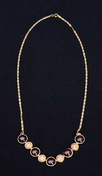 Colar de ouro 18 k com 5 rubilitas e 30 brilhantes, peso 18,8 g.