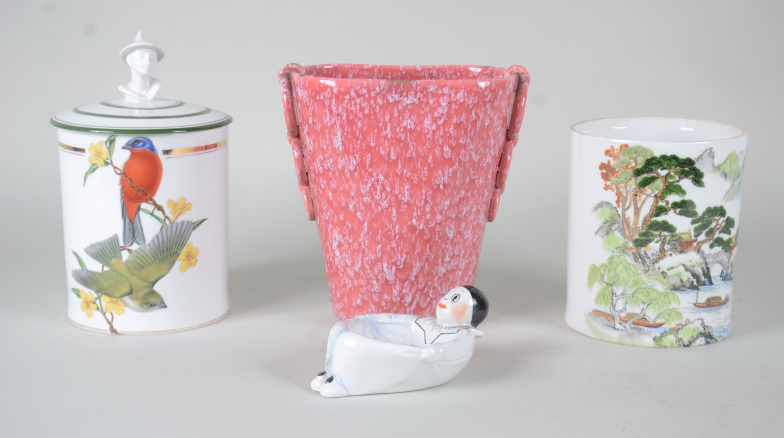 Quatro peças diversas, sendo: 2 potes de porcelana Saler (um sem... - foto 1 de 11