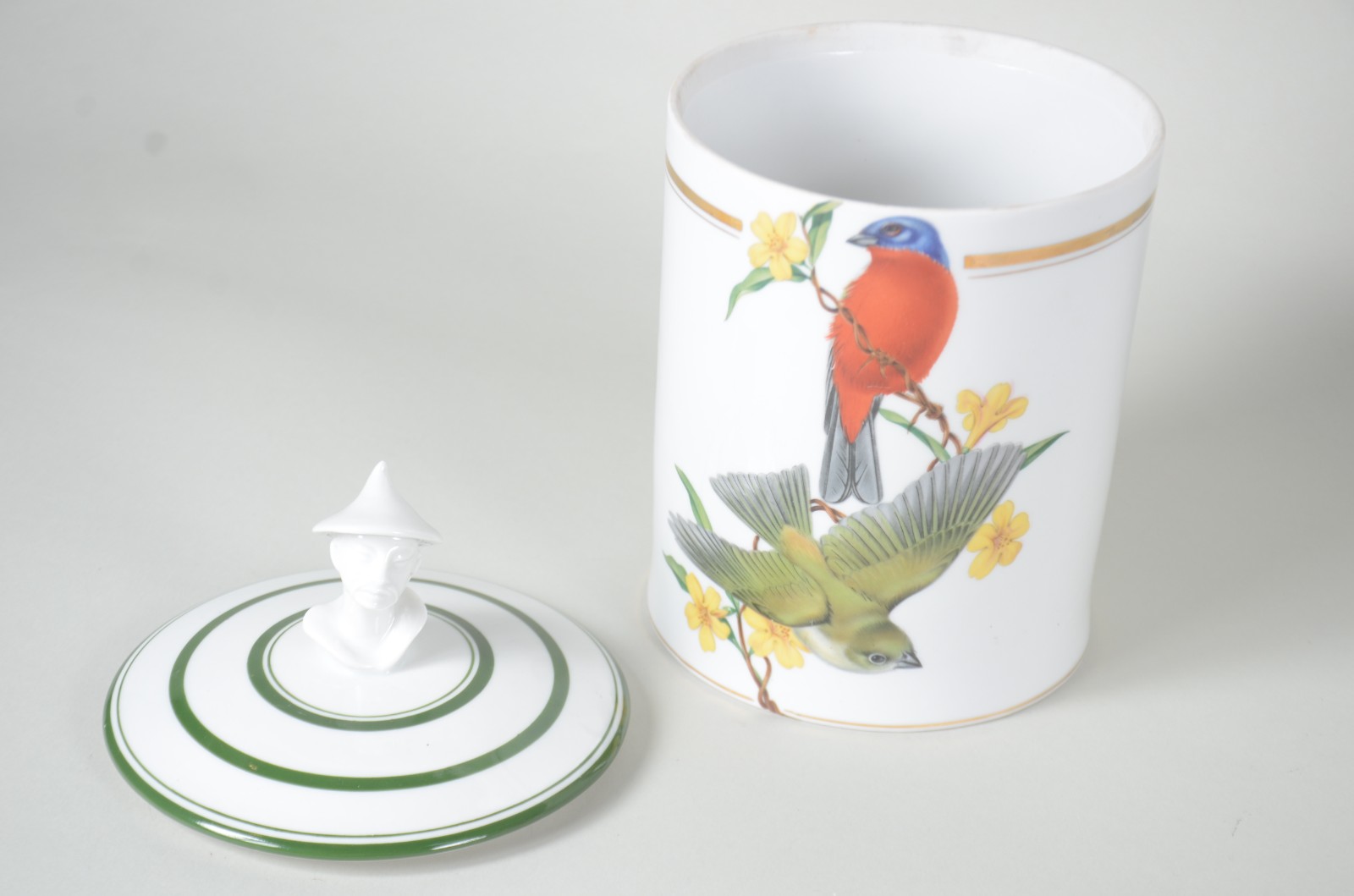 Quatro peças diversas, sendo: 2 potes de porcelana Saler (um sem... - foto 2 de 11