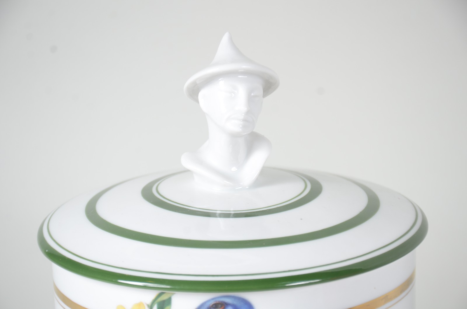 Quatro peças diversas, sendo: 2 potes de porcelana Saler (um sem... - foto 3 de 11