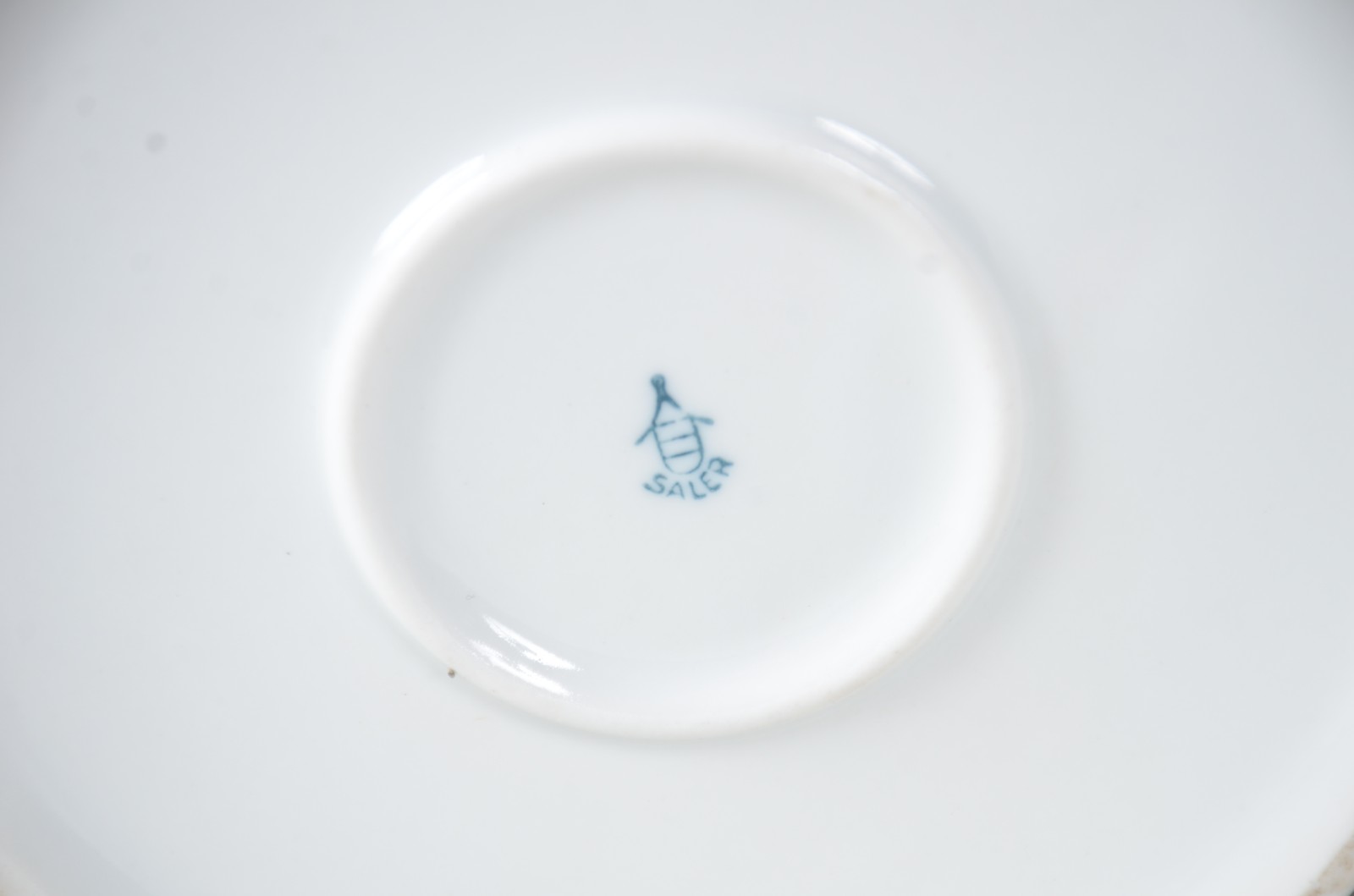 Quatro peças diversas, sendo: 2 potes de porcelana Saler (um sem... - foto 10 de 11