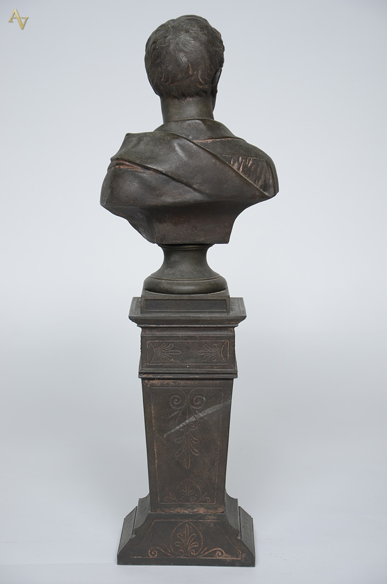 Busto de petit bronze sobre coluna representando "Byron"... - foto 3 de 4