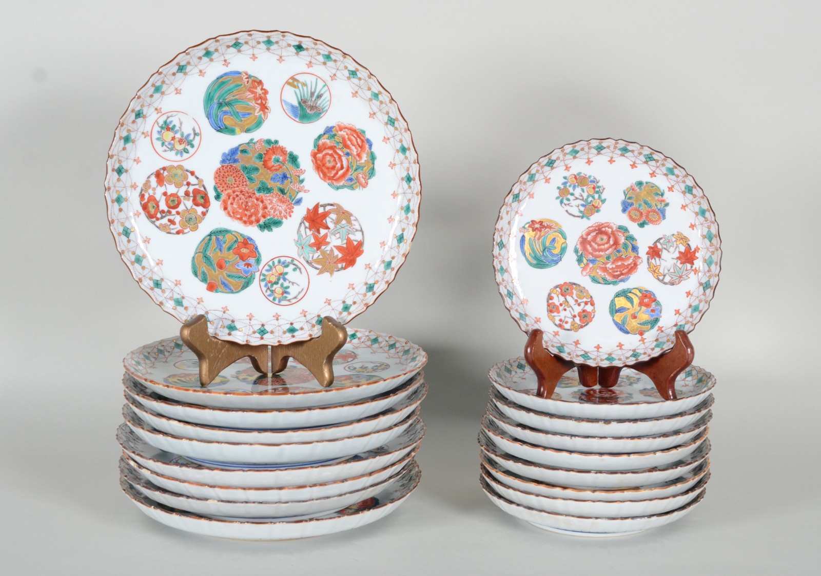 Serviço de jantar de porcelana oriental composto de: 9 pratos rasos... - foto 1 de 7