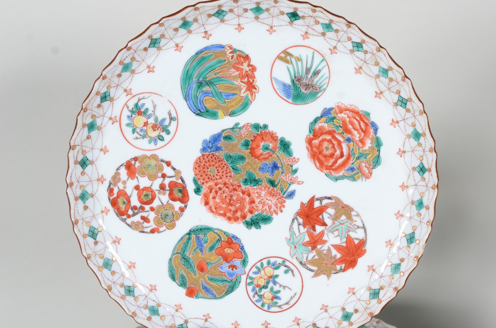 Serviço de jantar de porcelana oriental composto de: 9 pratos rasos... - foto 4 de 7