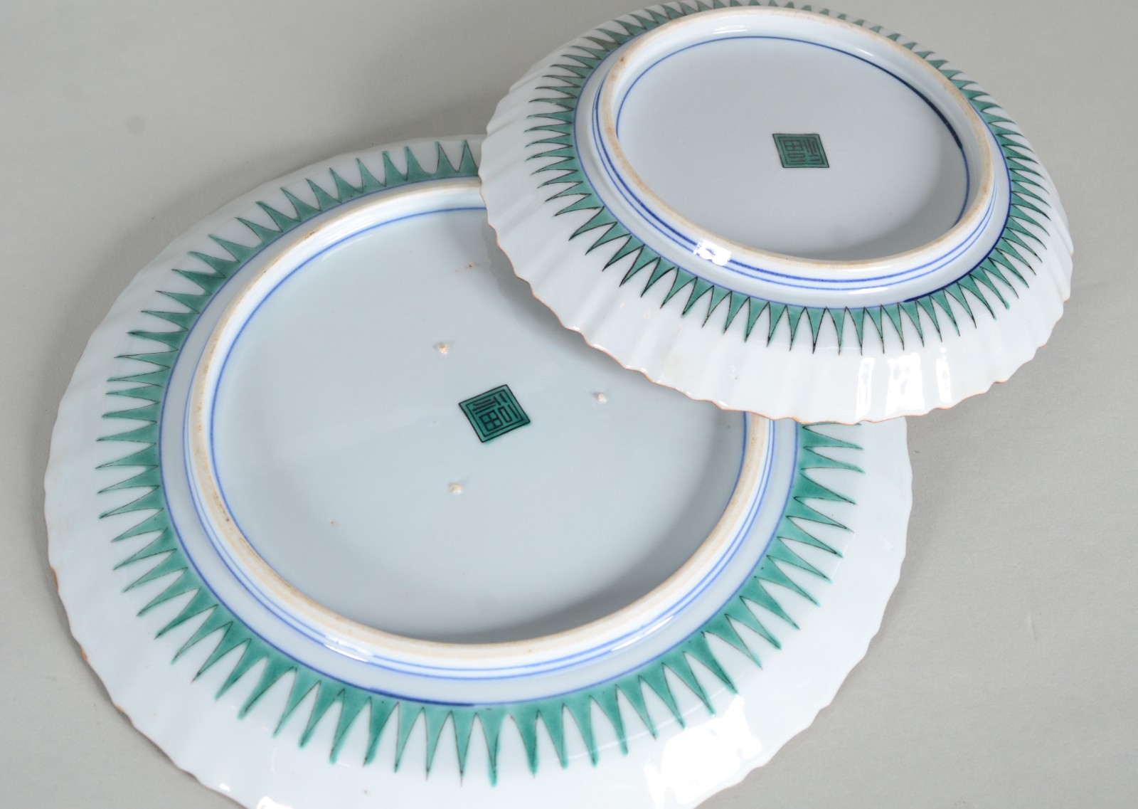 Serviço de jantar de porcelana oriental composto de: 9 pratos rasos... - foto 6 de 7