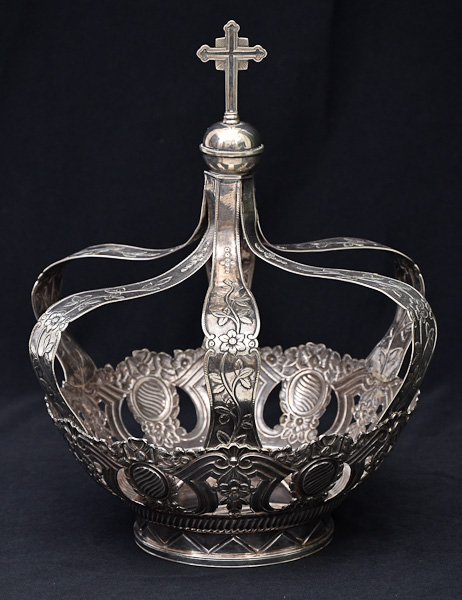 Coroa de prata de lei cinzelada, alt. 29 diam.23 cm.