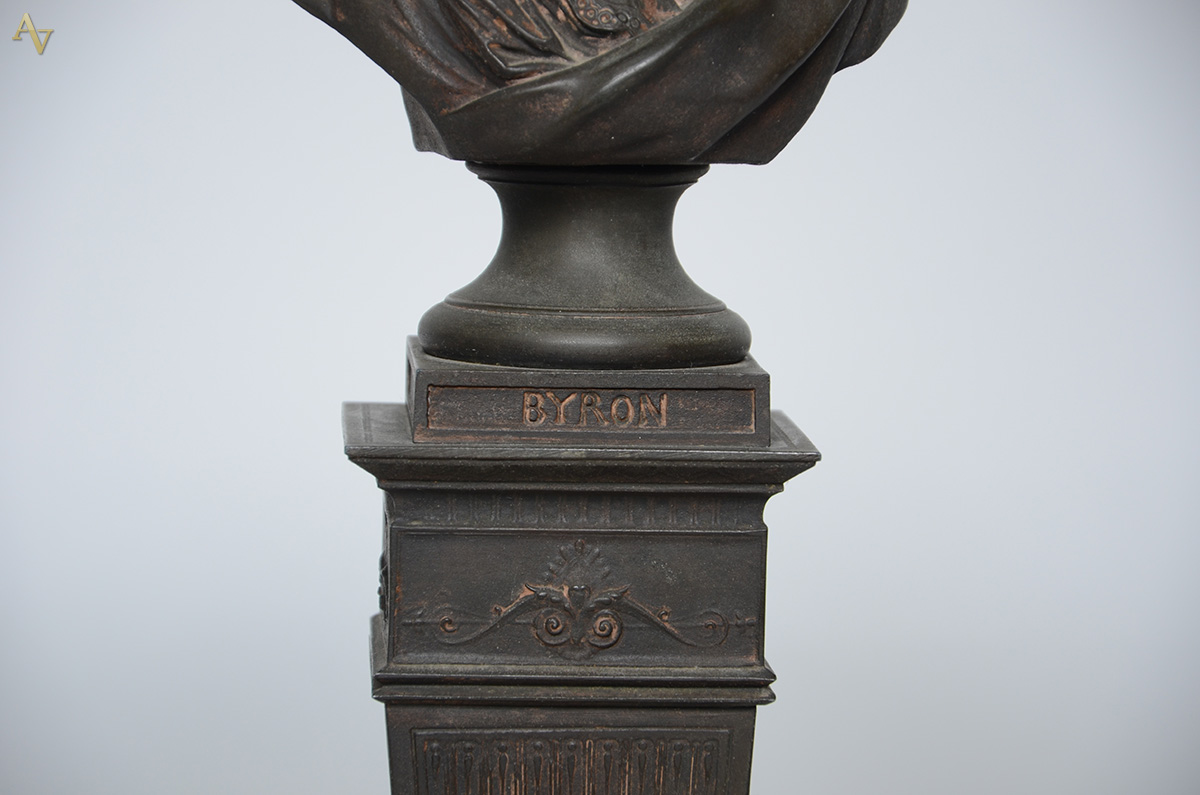 Busto de petit bronze sobre coluna representando "Byron"... - foto 4 de 4