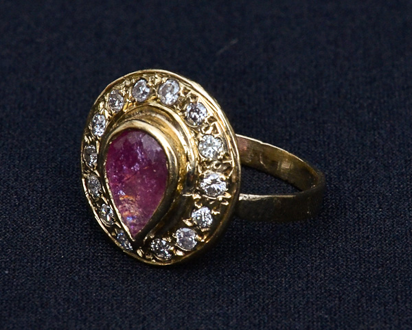 Anel de ouro 18 k com rubilita e 24 brilhantes, peso 4,5 g.
