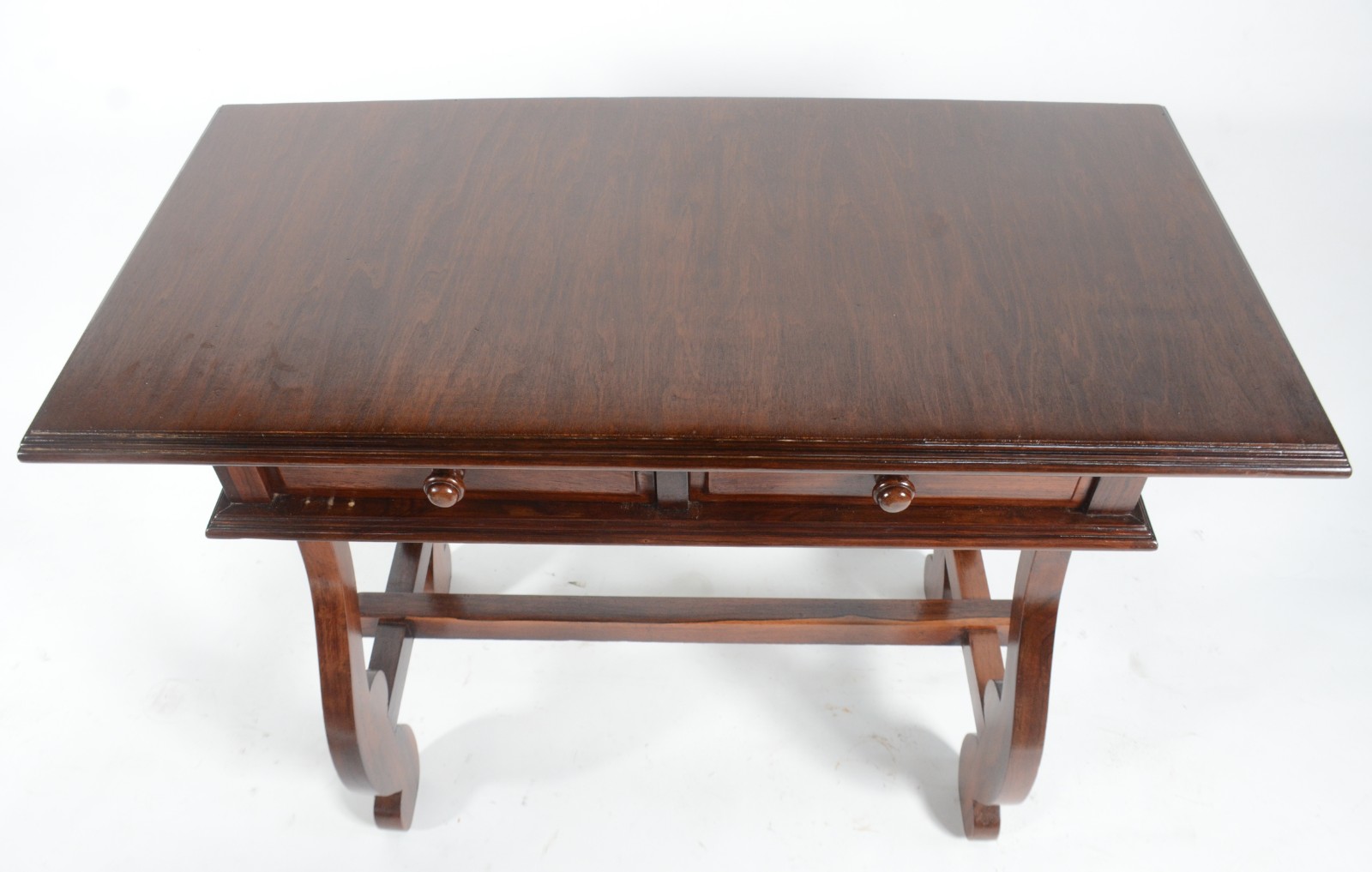 Mesa auxiliar de madeira nobre com 2 gavetas, pernas em forma de lira... - foto 4 de 8