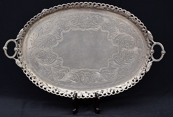 Tabuleiro oval de prata cinzelada a guilhochada, galeria vazada...