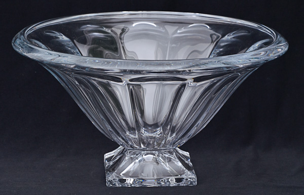 Belíssima fruteira de cristal europeu facetado, diam.37 alt.20 cm.