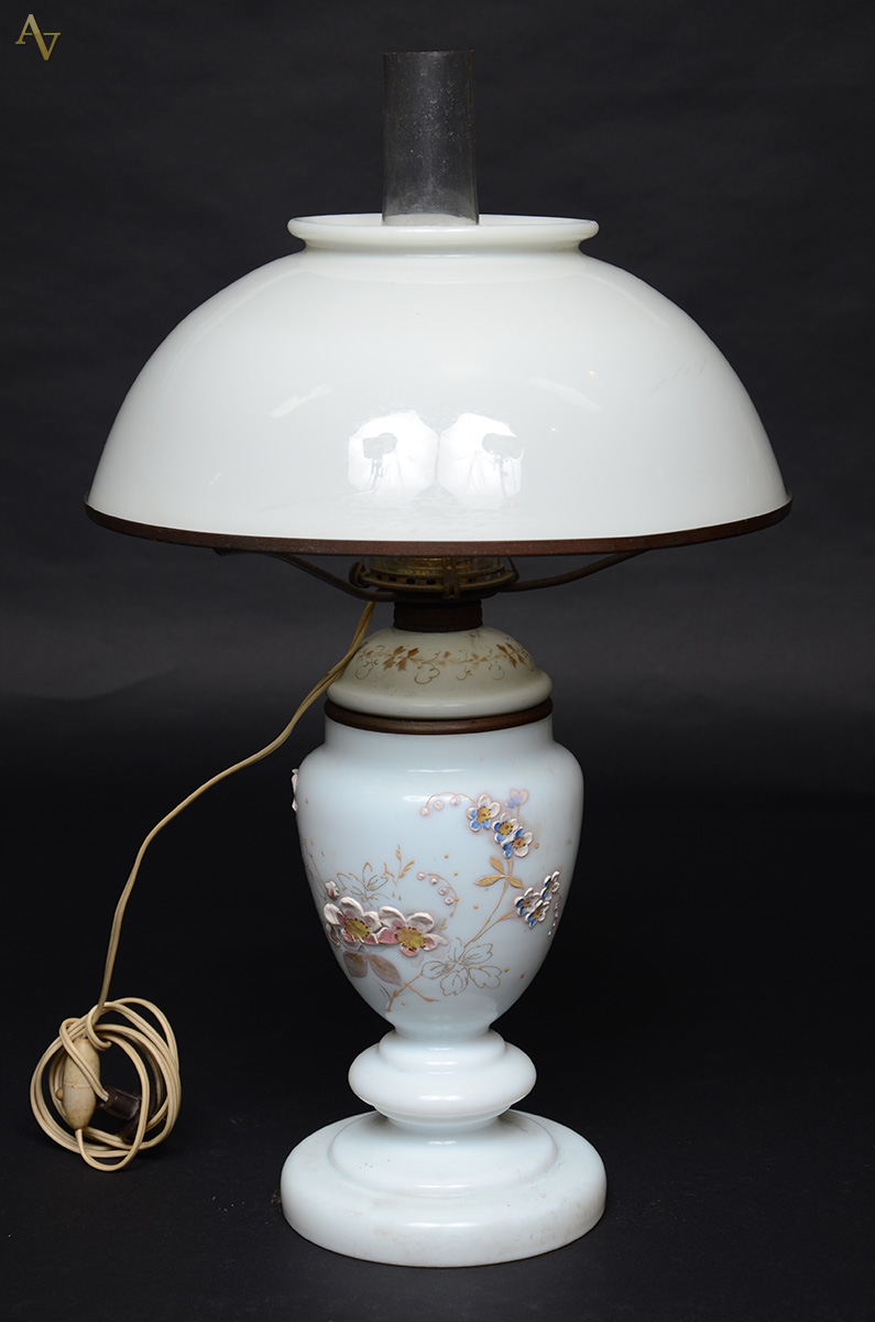 Abajour de opalina com flores em policromia. Altura 59 cm.