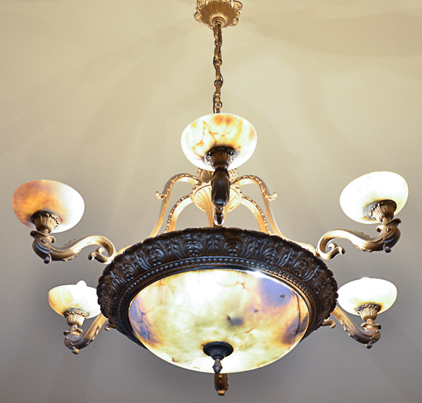 Lustre de alabastro e bronze com 6 braços, diam. 98 alt.1,15 m.