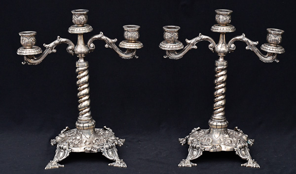 Par de candelabros de prata portuguesa contrastada, coluna em gomos...