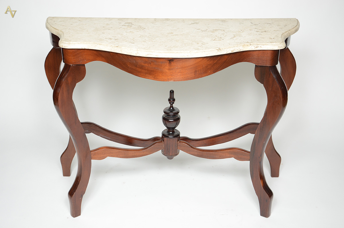 Console de madeira nobre com tampo de mármore, pernas arqueadas...