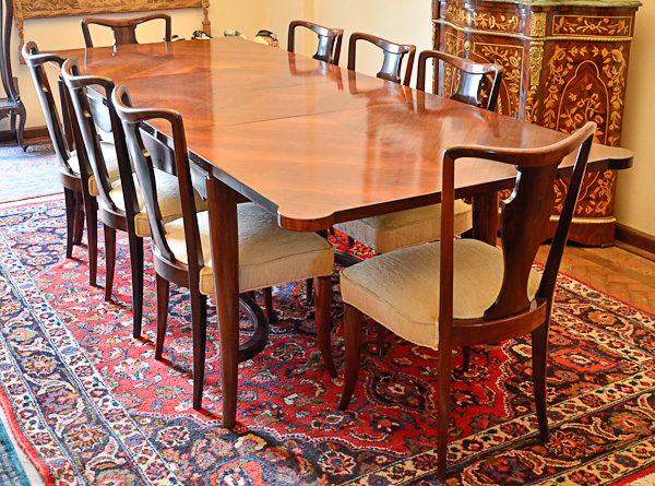 Sala de jantar de jacarandá composta de mesa elástica com 2 tábuas...