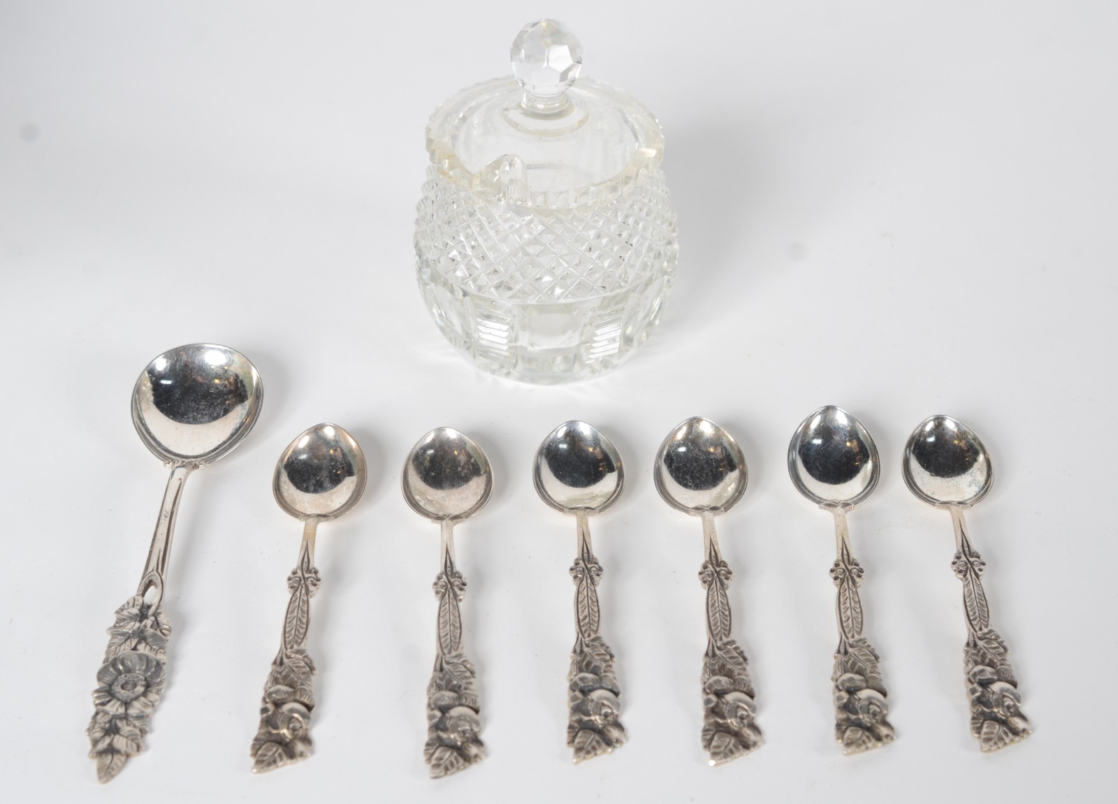 Conjunto composto de: 5 colheres de café, uma colher de açúcar de... - foto 1 de 8