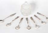 Conjunto composto de: 5 colheres de café, uma c... - Conjunto composto de: 5 colheres de café, uma colher de açúcar de prata e bowl de cristal. Total: 7 peças.