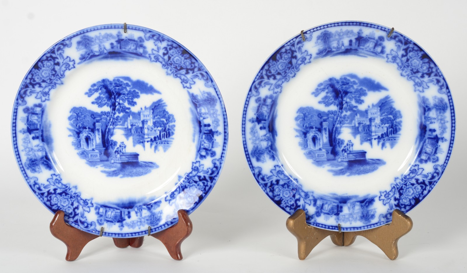 Par de pratos de porcelana azul e branca. Um deles com lascado. - foto 1 de 8