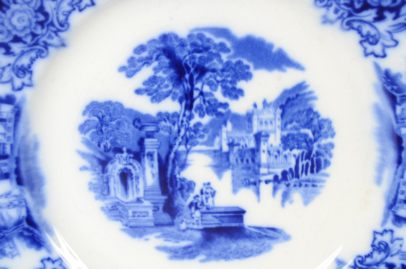 Par de pratos de porcelana azul e branca. Um deles com lascado. - foto 2 de 8