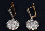 Antigo par de brincos de ouro 18 k com platina ... - Antigo par de brincos de ouro 18 k com platina e 28 brilhantes, peso 4,1 g.