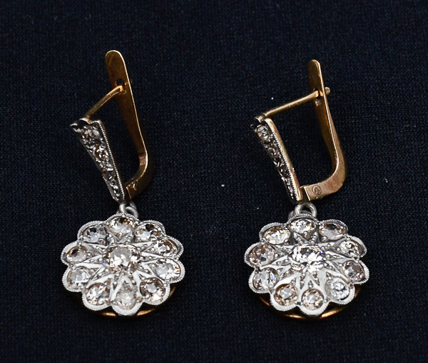 Antigo par de brincos de ouro 18 k com platina e 28 brilhantes, peso...