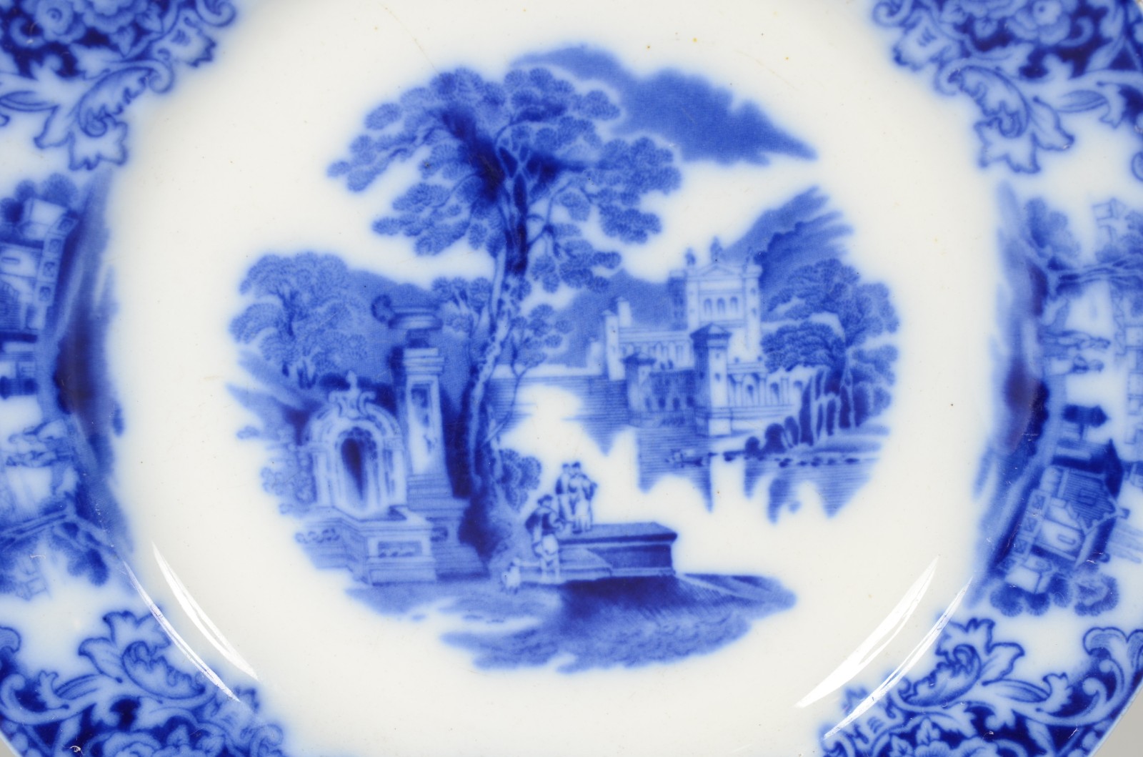 Par de pratos de porcelana azul e branca. Um deles com lascado. - foto 3 de 8