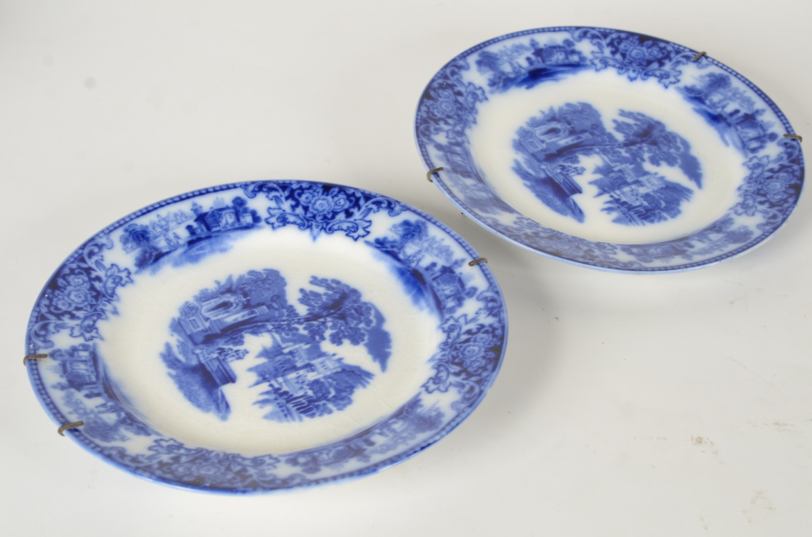 Par de pratos de porcelana azul e branca. Um deles com lascado. - foto 4 de 8