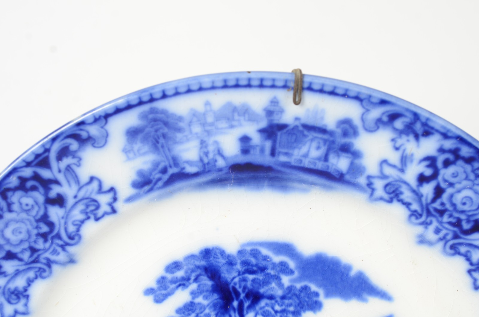 Par de pratos de porcelana azul e branca. Um deles com lascado. - foto 5 de 8