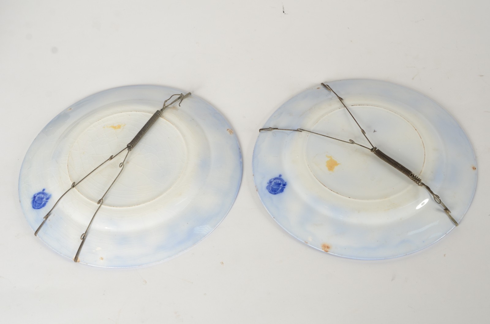 Par de pratos de porcelana azul e branca. Um deles com lascado. - foto 7 de 8