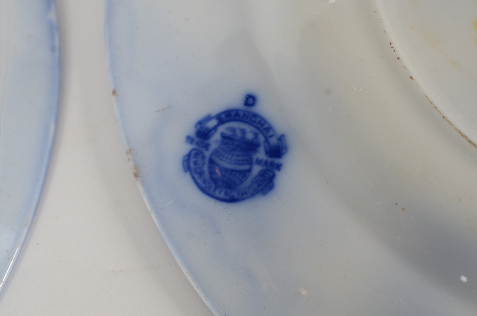 Par de pratos de porcelana azul e branca. Um deles com lascado. - foto 8 de 8