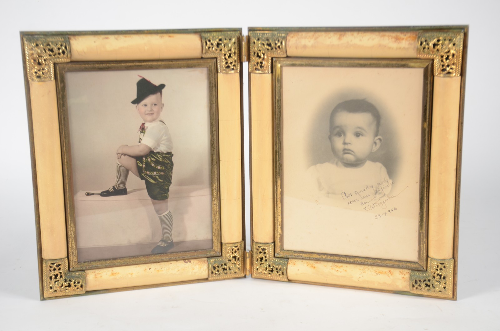 Três porta retratos, sendo um porta retrato duplo. - foto 3 de 6