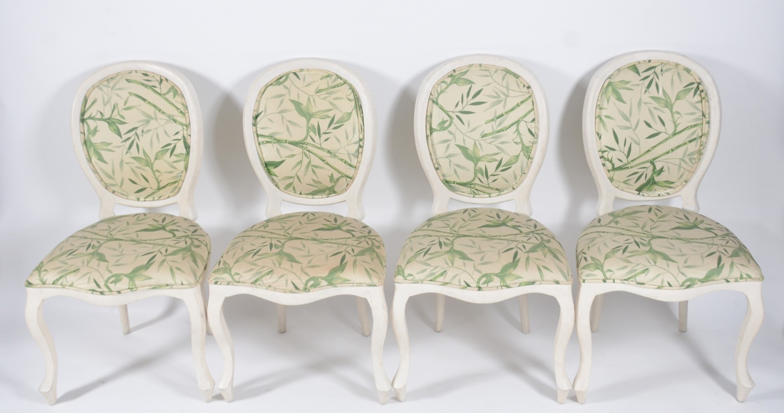 Seis cadeiras para sala de jantar de madeira pintada de branco... - foto 2 de 11