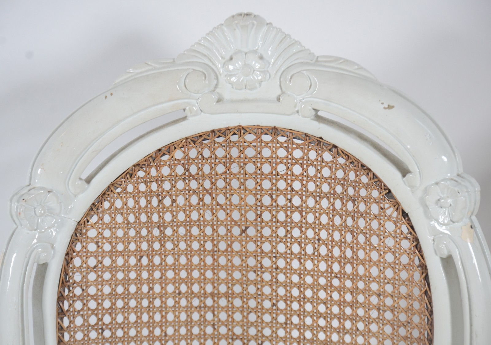 Seis cadeiras para sala de jantar de madeira pintada de branco... - foto 7 de 11