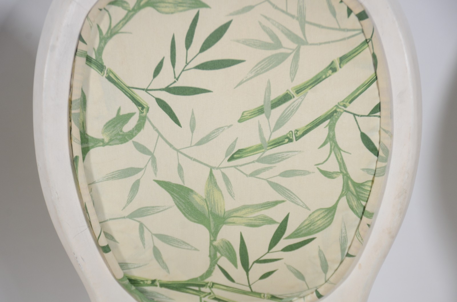 Seis cadeiras para sala de jantar de madeira pintada de branco... - foto 8 de 11