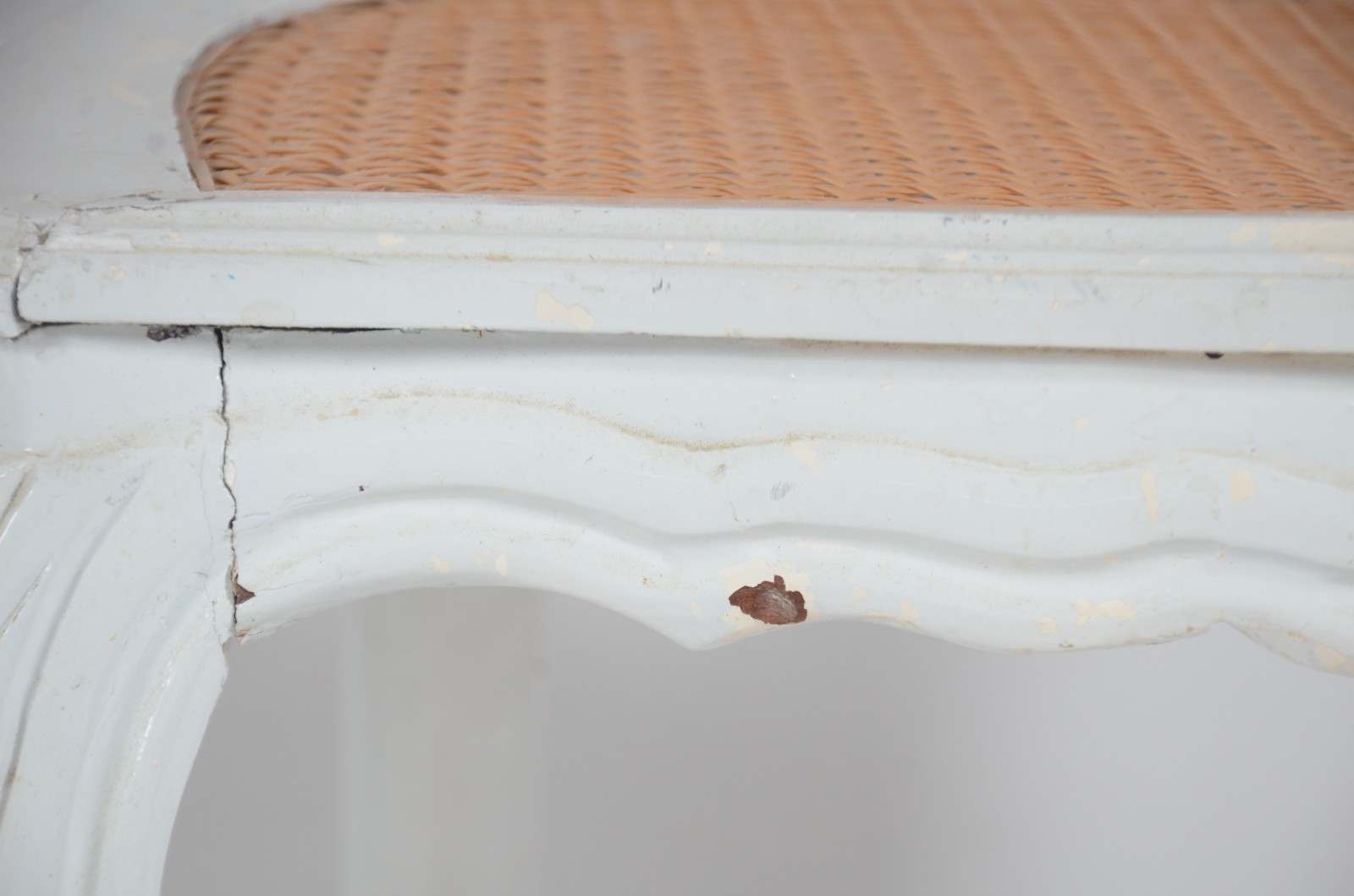 Seis cadeiras para sala de jantar de madeira pintada de branco... - foto 10 de 11