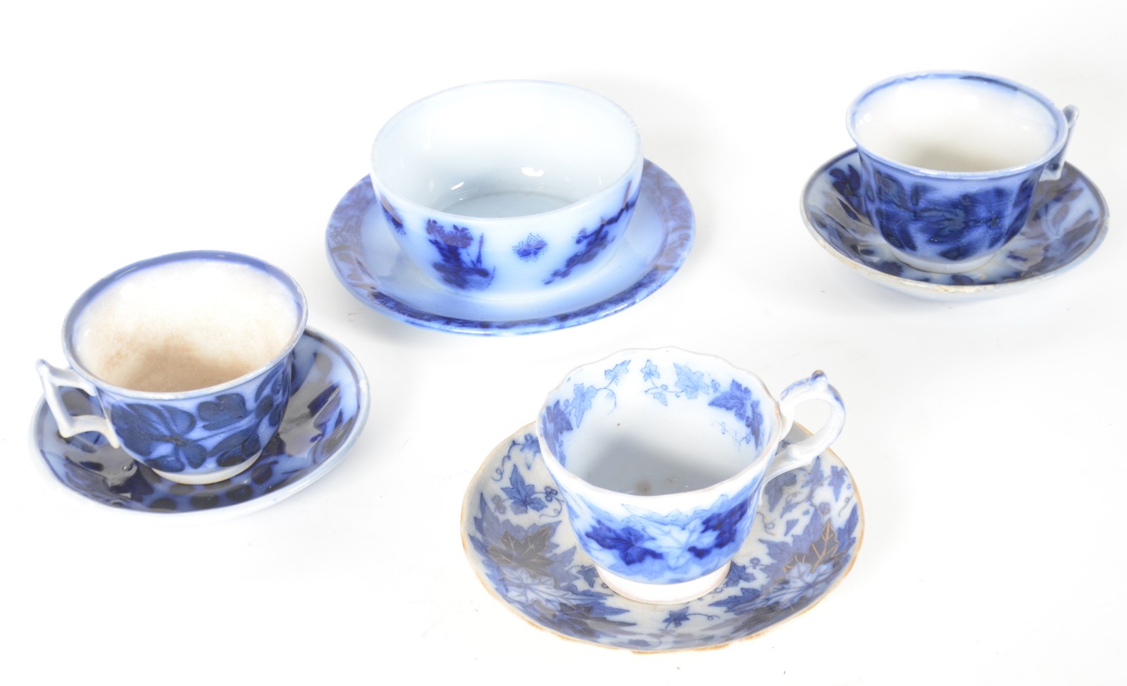 Três xícaras de chá com pires de porcelana azul borrão, diferentes... - foto 1 de 9