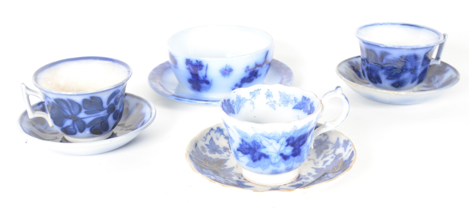 Três xícaras de chá com pires de porcelana azul borrão, diferentes... - foto 2 de 9