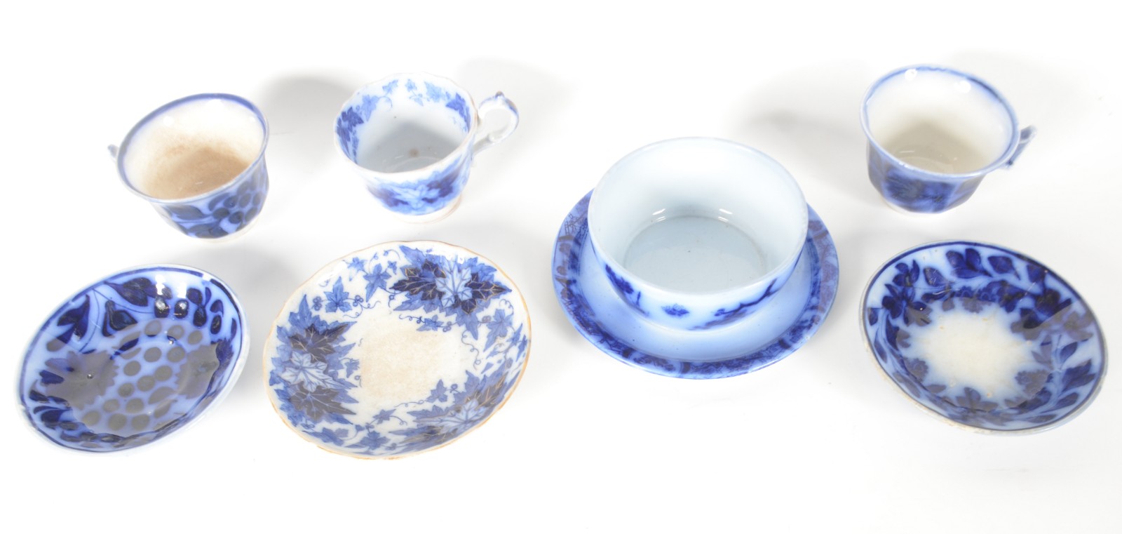 Três xícaras de chá com pires de porcelana azul borrão, diferentes... - foto 3 de 9