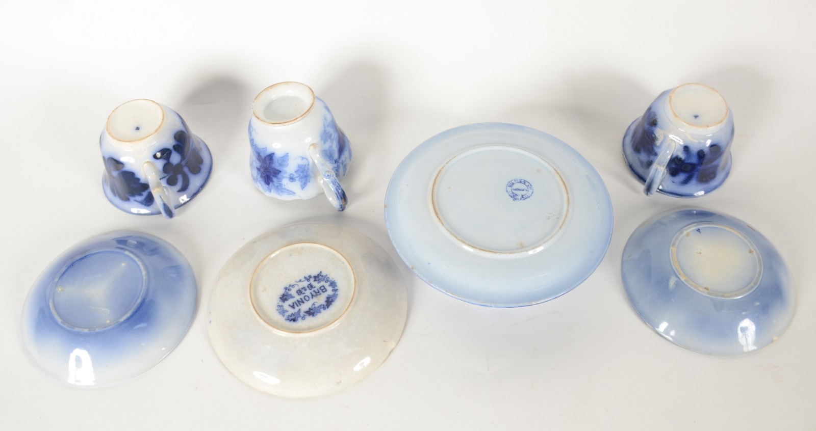 Três xícaras de chá com pires de porcelana azul borrão, diferentes... - foto 8 de 9