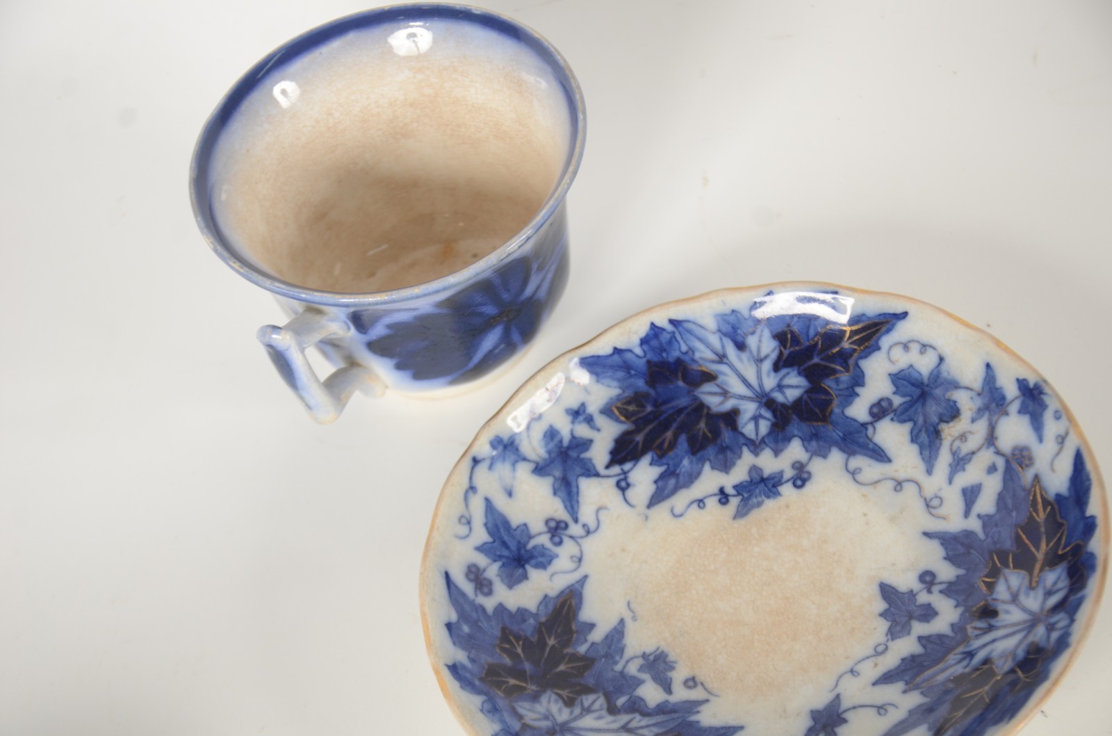 Três xícaras de chá com pires de porcelana azul borrão, diferentes... - foto 9 de 9