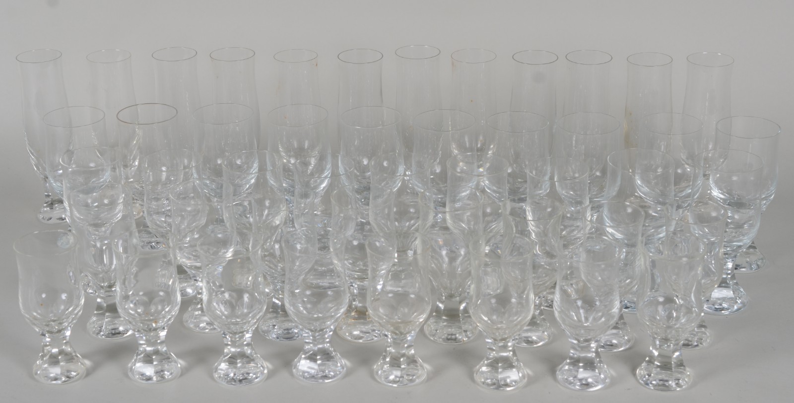 Serviço de cristal composto de: 12 flutes, 12 para água, 12 para... - foto 1 de 5