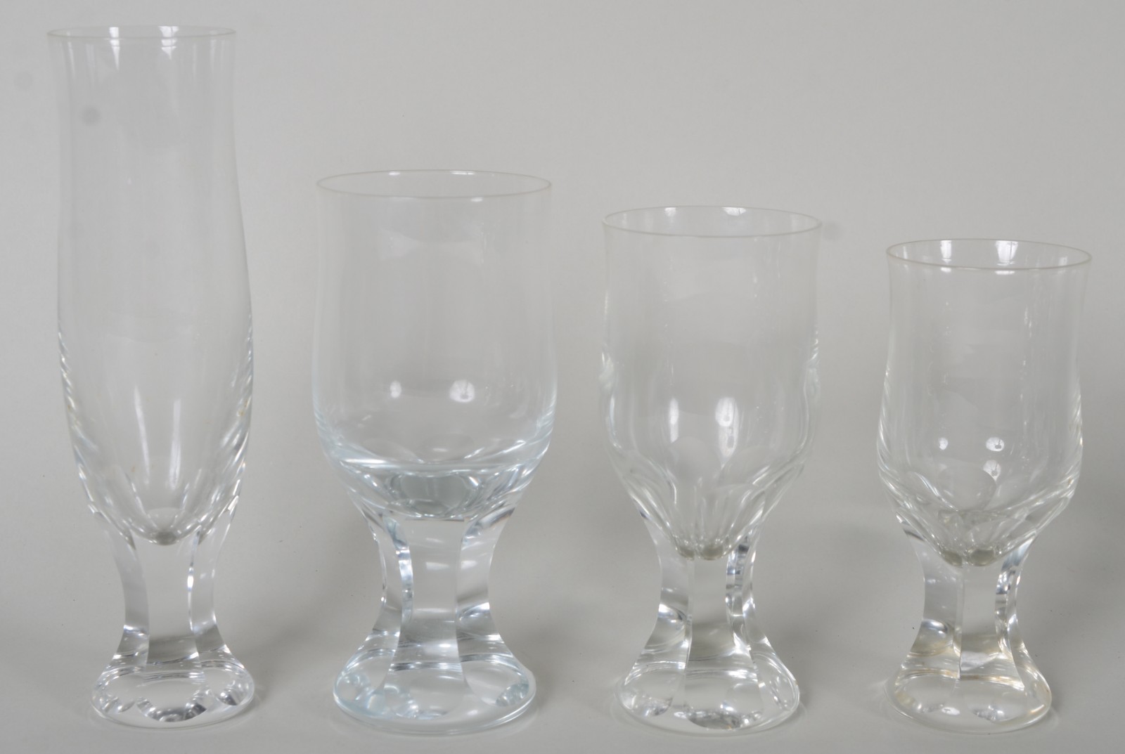 Serviço de cristal composto de: 12 flutes, 12 para água, 12 para... - foto 2 de 5