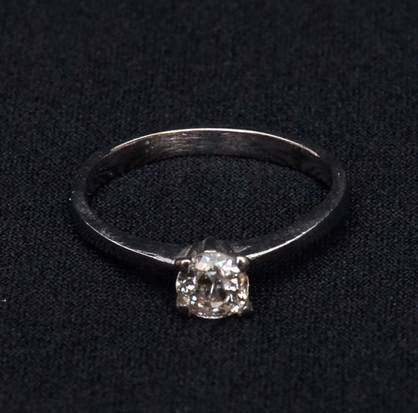 Anel de ouro branco com brilhante solitário de 0,50 cts, peso 2,2 g.