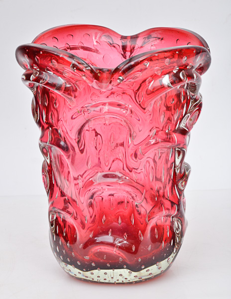Vaso de murano italiano da década de 60, cor rubi, alt. 23 cm.