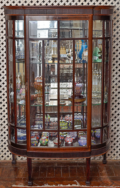 Vitrine de madeira nobre filetada, feitio bombe com vidros bisotados...