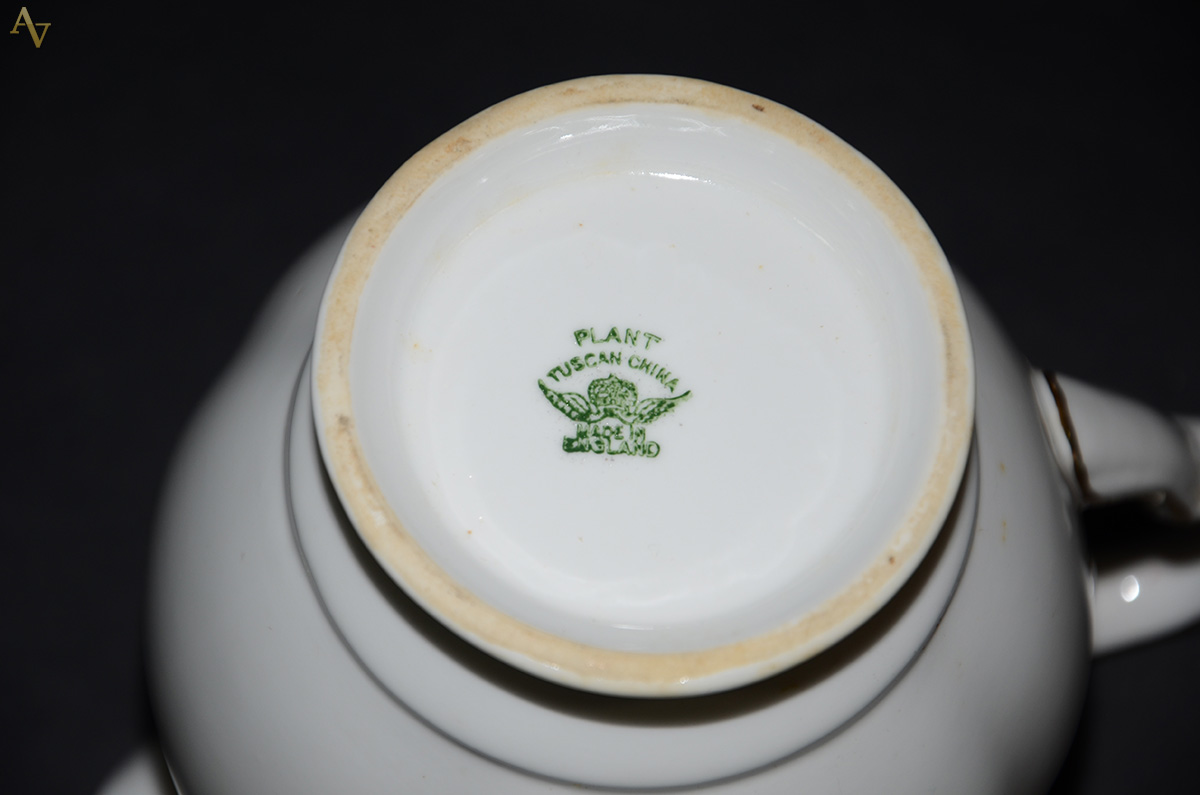 Serviço de chá e café de faiança inglesa, sendo 8 xícaras para café... - foto 2 de 3